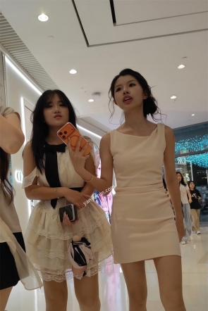 XM713闺蜜三人一起逛街买东西，抄底其中两个妹子