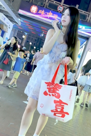 trump1575【KFC】学生妹刚从夜店出来买小吃·长裙白色内内前后CD