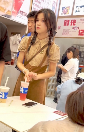 trump1572【KFC】吊带裙女大学生和同学逛街·肉色丝袜下藏着半透内内