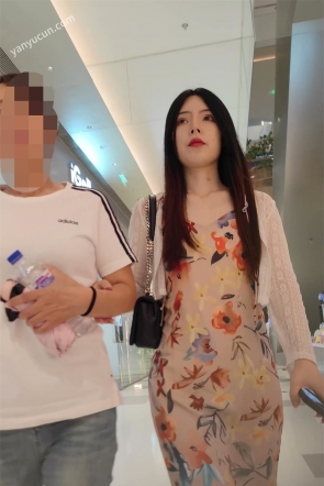 XM695印花长裙气质美女和妈妈逛街，白色内内
